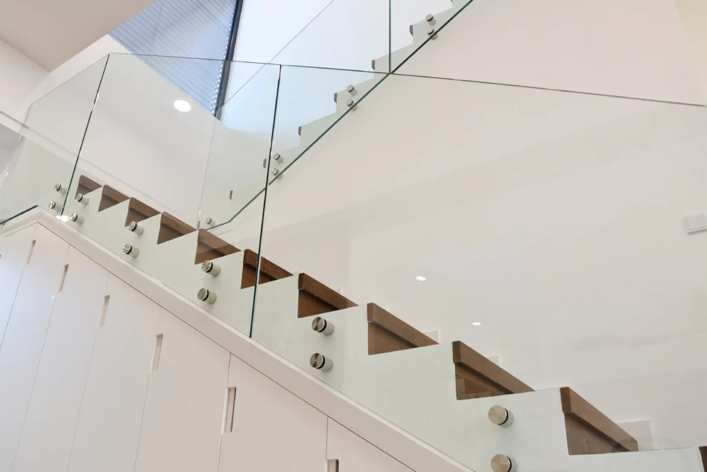 Realizace TMR Glass: Skleněné zábradlí a schodiště