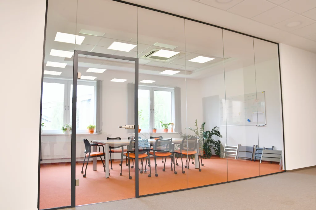 Realizace TMR Glass: Prosklená stěna jednací místnosti