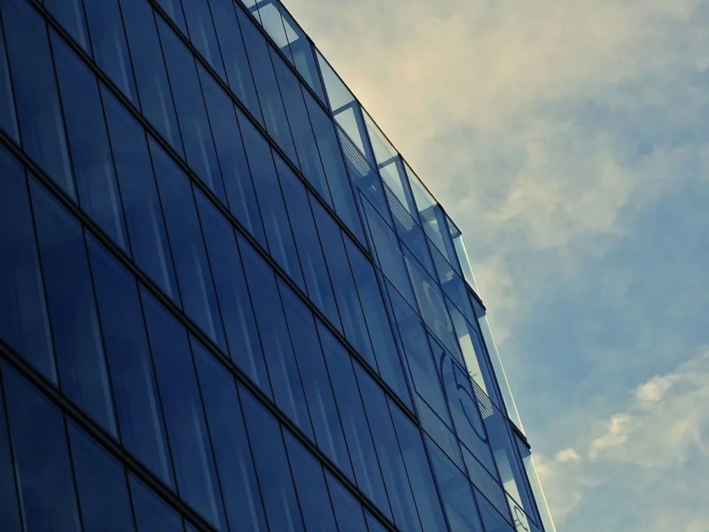 Realizace skleněných instalací na míru